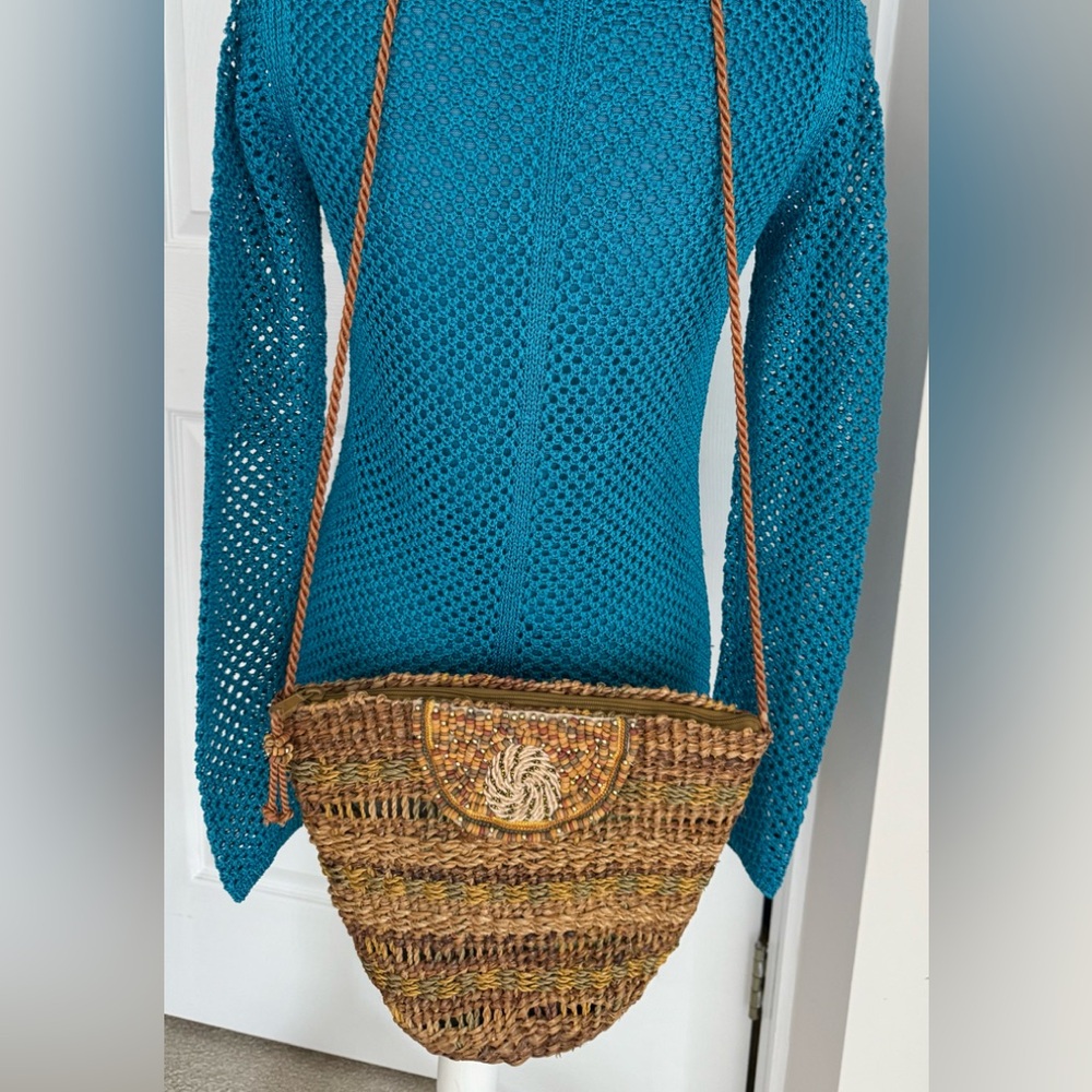 Handcrafted Brown Woven Straw Shoulder Bag - Picture 3 of 12